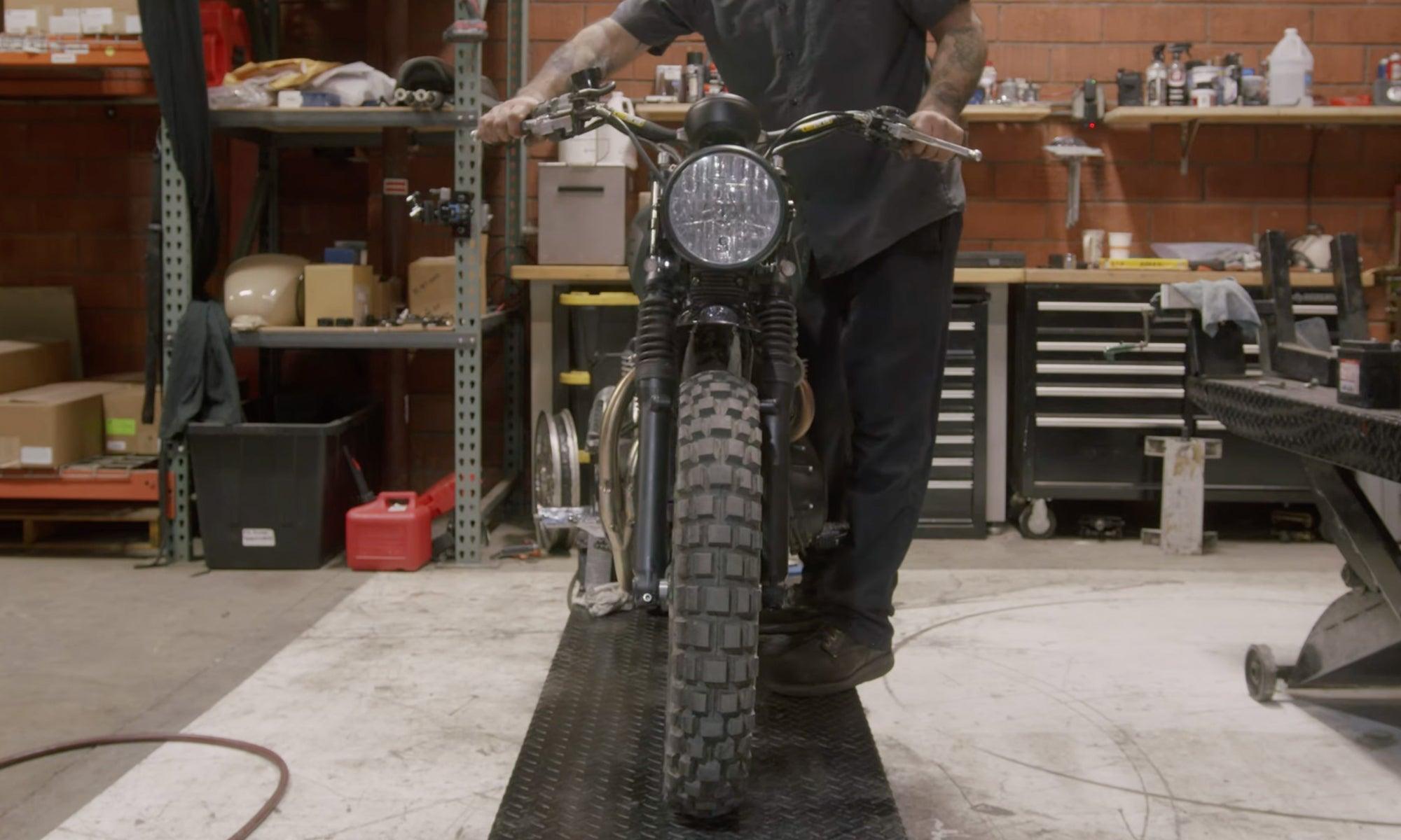 Build Series Ep 4: Tank, Pivotz Foot Pegs, Skid Plate, Suspension | Street Sled - British Customs